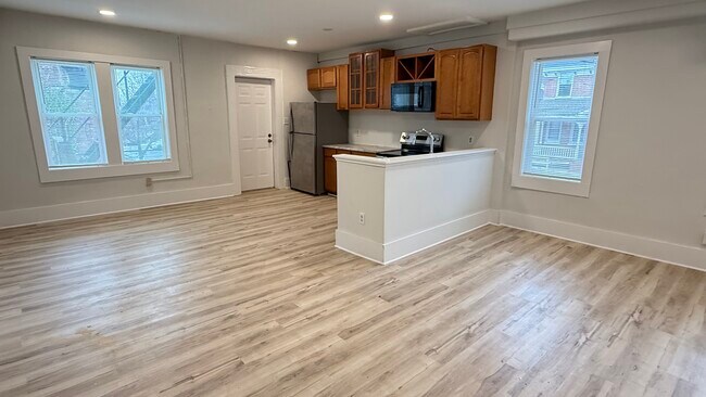 Espacio diáfano que conecta la sala de estar y el comedor. - 1024 W 8th St
