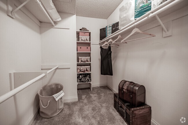 1 habitación, 1 baño - 720 pies cuadrados - Armario - Pinecreek Village Apartments
