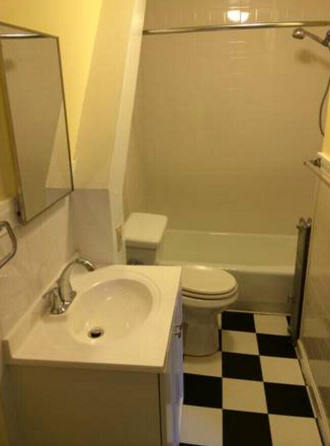 Bathroom with washer dryer - 265 Common St