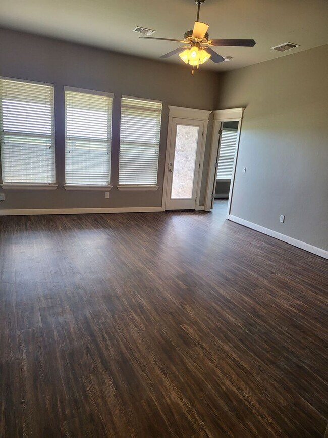 Foto del edificio - TAKE A LOOK AT YOUR NEW HOME!