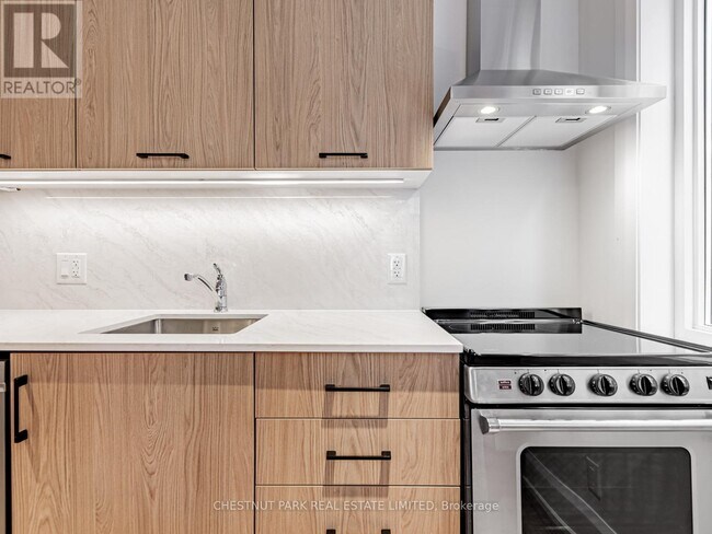 Photo du bâtiment - 2528 Yonge St