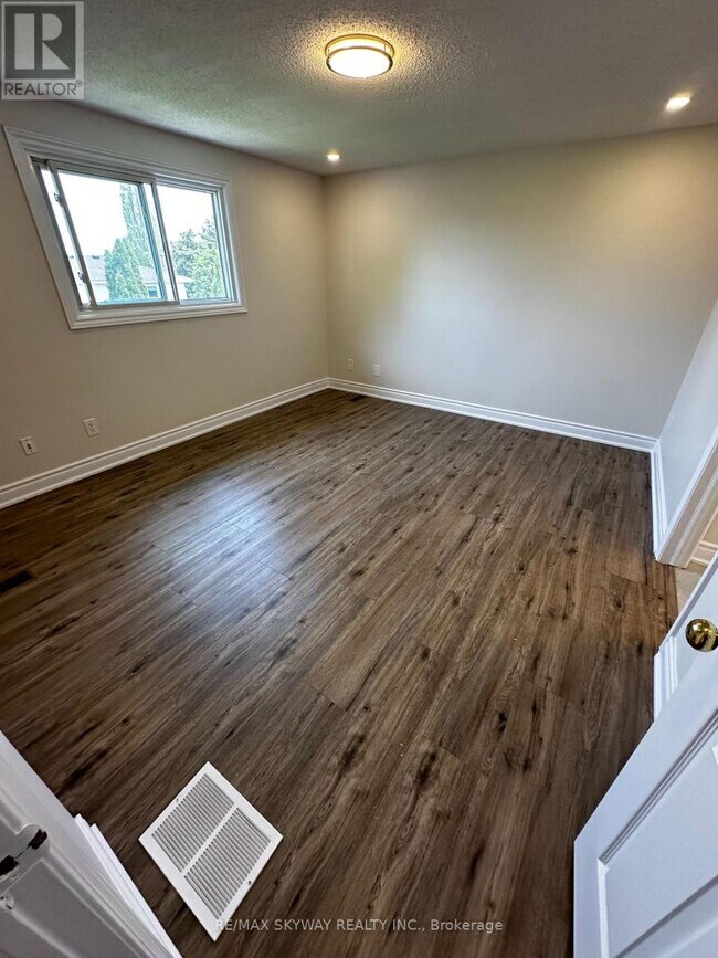 Building Photo - 535 Appledale Crescent