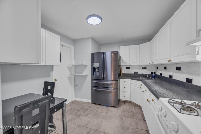 Building Photo - 393 College Dr