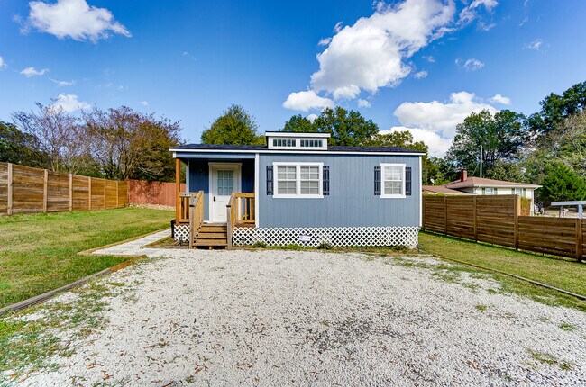 Welcome to our "INY CHIC HOUSE"! You are minutes from downtown Concord. - 183 McKinnon Ave NE