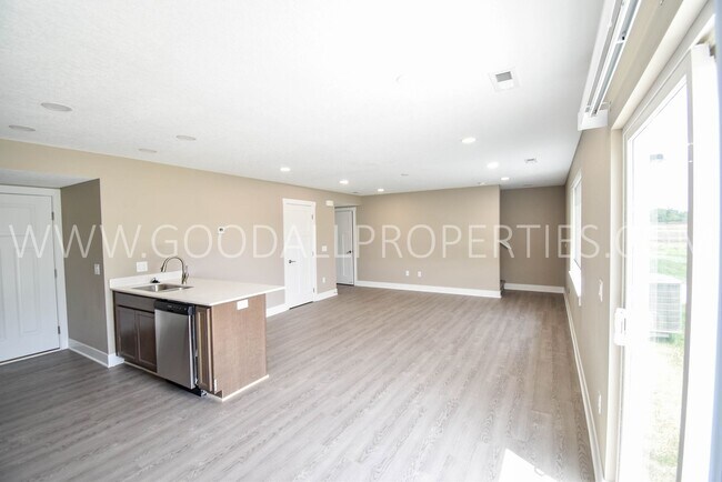 Building Photo - 3 Bedroom Townhome with Garage