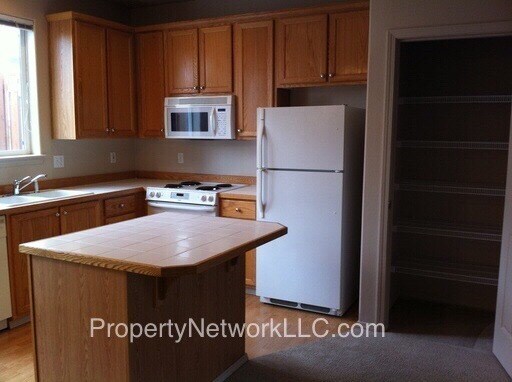 Building Photo - Great Townhouse for Rent in Gresham