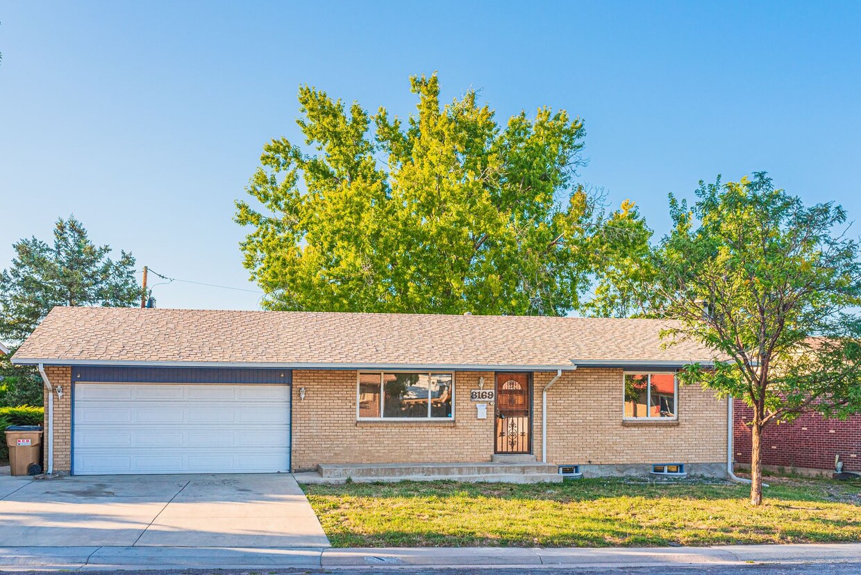 Primary Photo - Breathtaking Brick Ranch home in Sherrelwo...