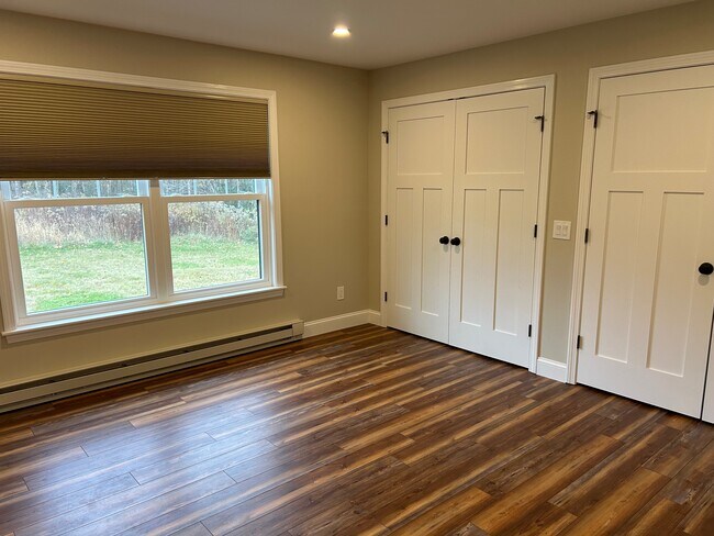 Foto del edificio - 393 Pleasant Valley Rd