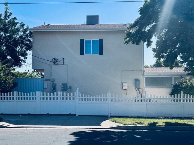 Foto del edificio - 13859 Valerio St