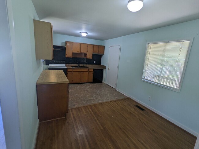 Foto del edificio - Wonderful home with nice yard and lots of ...