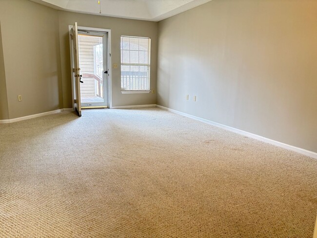 Building Photo - 2 Bedroom, 2 Bathroom Condo in High Point!