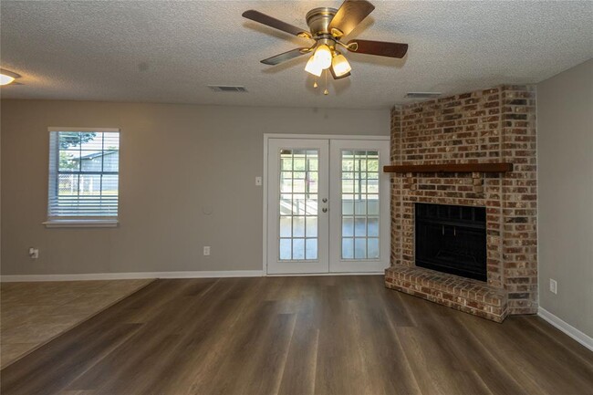 Building Photo - 4620 Glen Oaks Cir