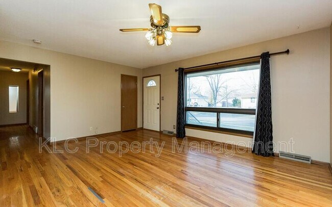 Building Photo - 230 Bel Aire Dr