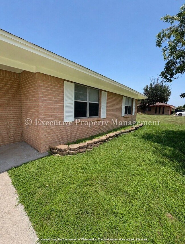 Foto del edificio - 616 Cedar Dr