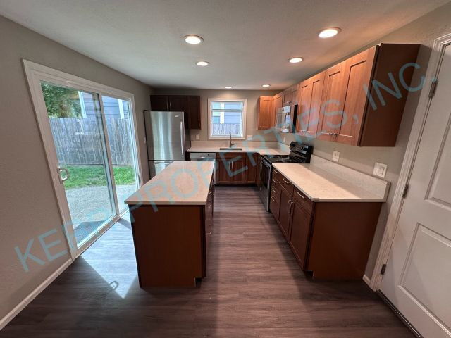 Foto del edificio - Charming 3-Bed Sanctuary in Milwaukie with Spacious 1052 Sq Ft Layout – A Cozy Retreat!