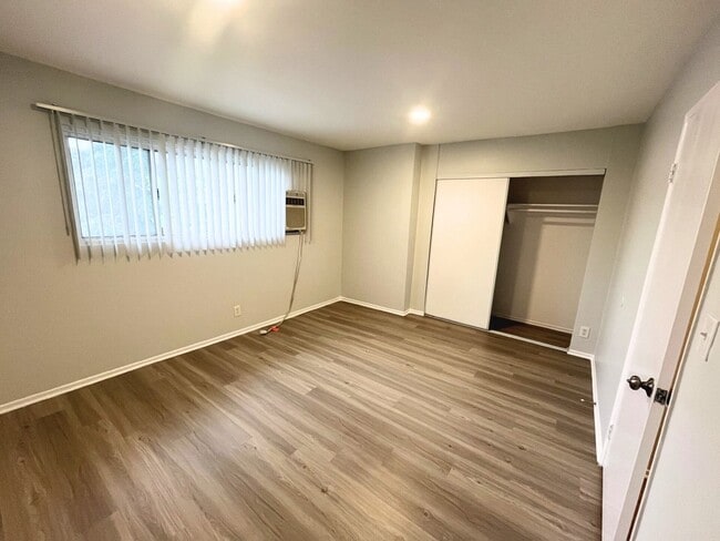 Interior Photo - 18411 Vincennes Street