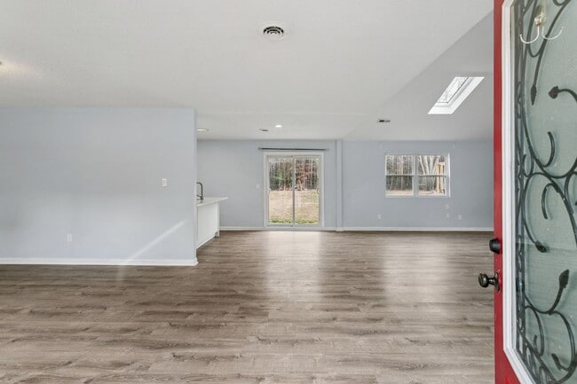 Building Photo - Updated Large Home with Private In-Law Suite Near Gloucester Main Street