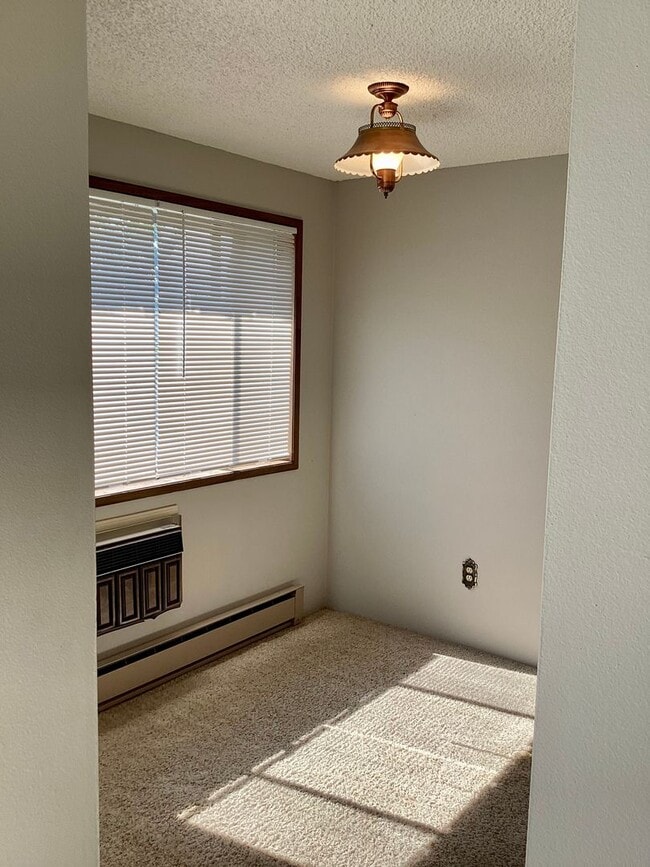 Building Photo - Cute 2 bed 1 bath apartment in nice neighb...