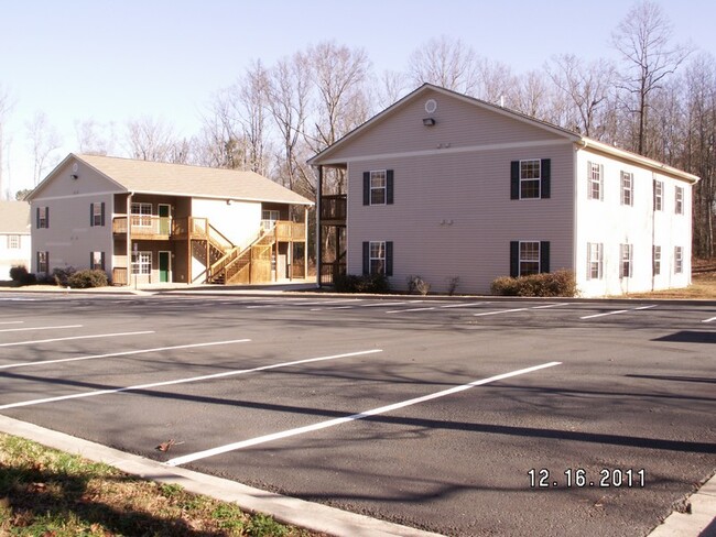 Building Photo - 7004 Courtyard Dr