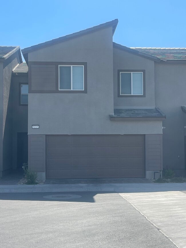 Building Photo - 9215 Sky Pointe Dr