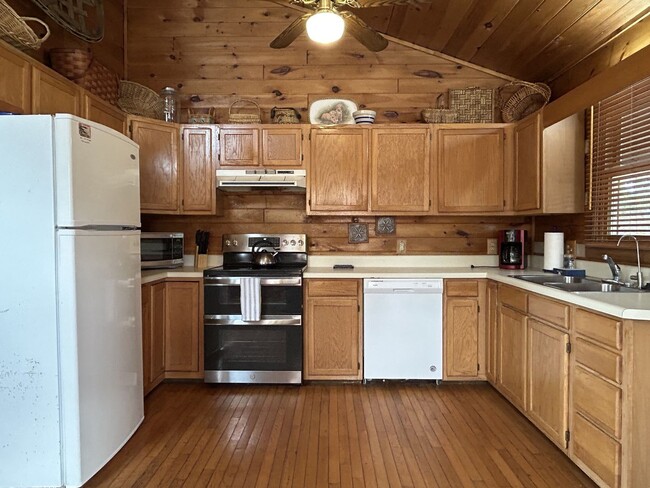 Foto del edificio - Spacious Log Home, Close to Campus, and wi...