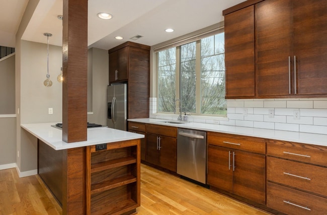 Building Photo - 3 bed 3 bath home close to Sellwood