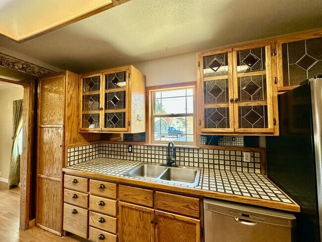 Foto del edificio - Large 3-Bedroom, 1-Bath Duplex with ALL UT...