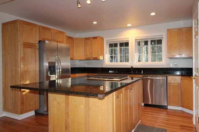 Building Photo - 2206