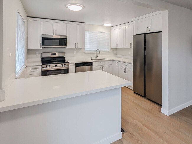 Foto del edificio - **Move-in Special** Gorgeous Remodeled 4 bed 2 bath w/ 2 car garage!