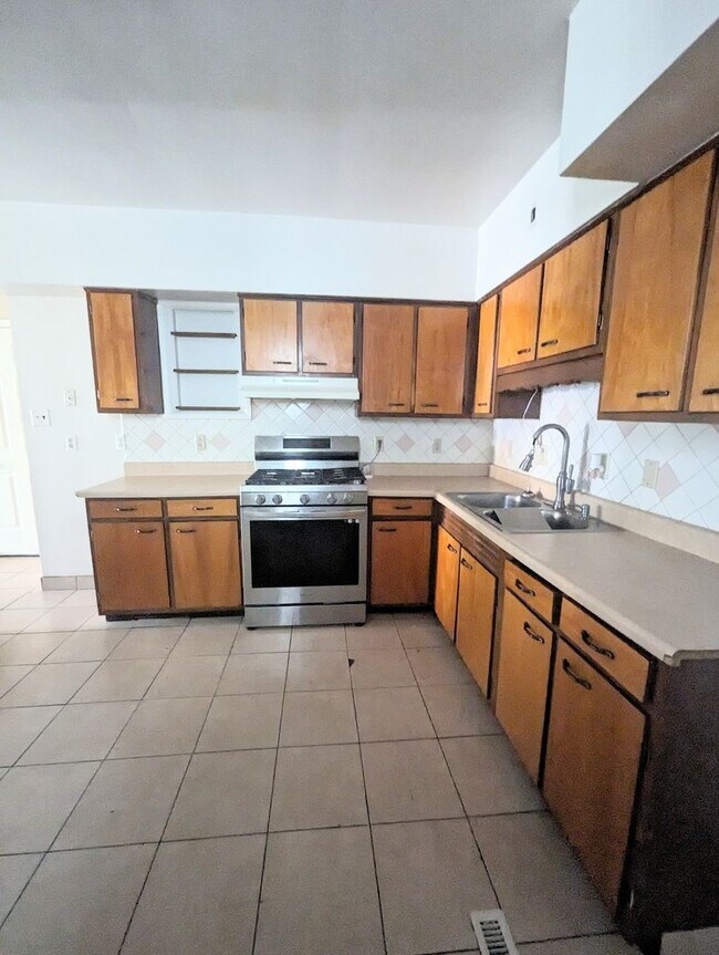 Foto del edificio - 3 Bedroom House with Huge Garages