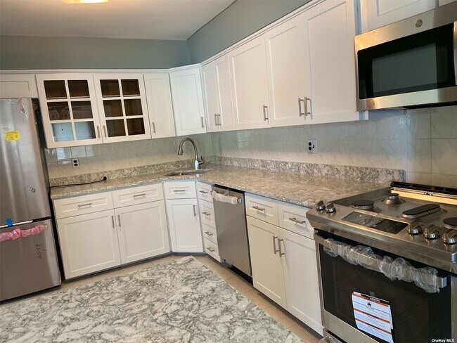 Foto del edificio - 42-16 Little Neck Pkwy