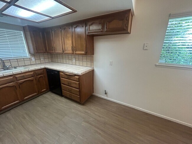 Foto del edificio - 3 bedroom 2 bath in central Visalia!