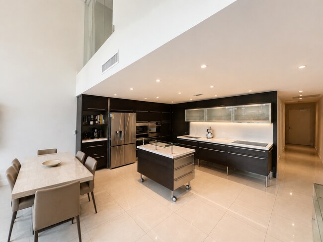 Building Photo - 6000 Collins Ave
