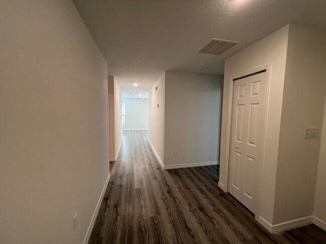 Building Photo - Gorgeous!! 3 Bedroom, 2 Bathroom Home in M...