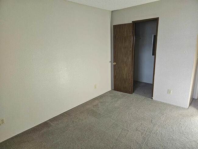 Foto del edificio - Upstairs 1-Bedroom in Central Location!
