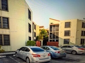 Building Photo - 212 Lake Pointe Dr