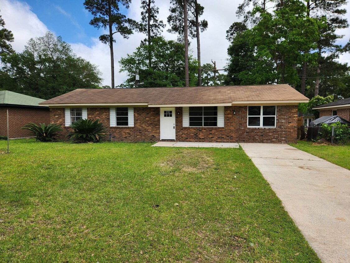 Foto principal - Stunning 4 bedroom, 2 bathroom home locate...