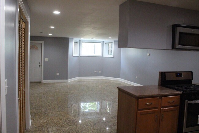 Building Photo - 3848 S Lake Park Ave