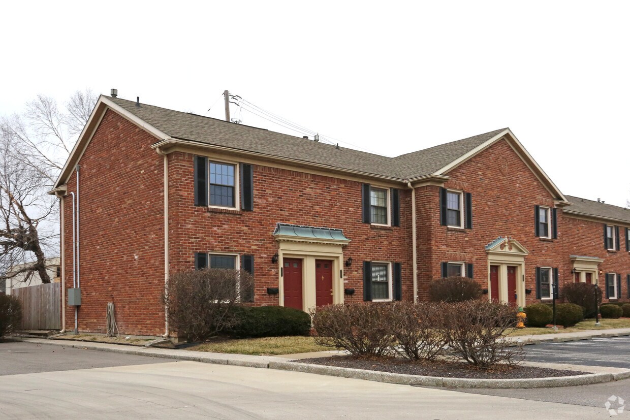 Hampton Court Condominiums Apartments in Evansville, IN