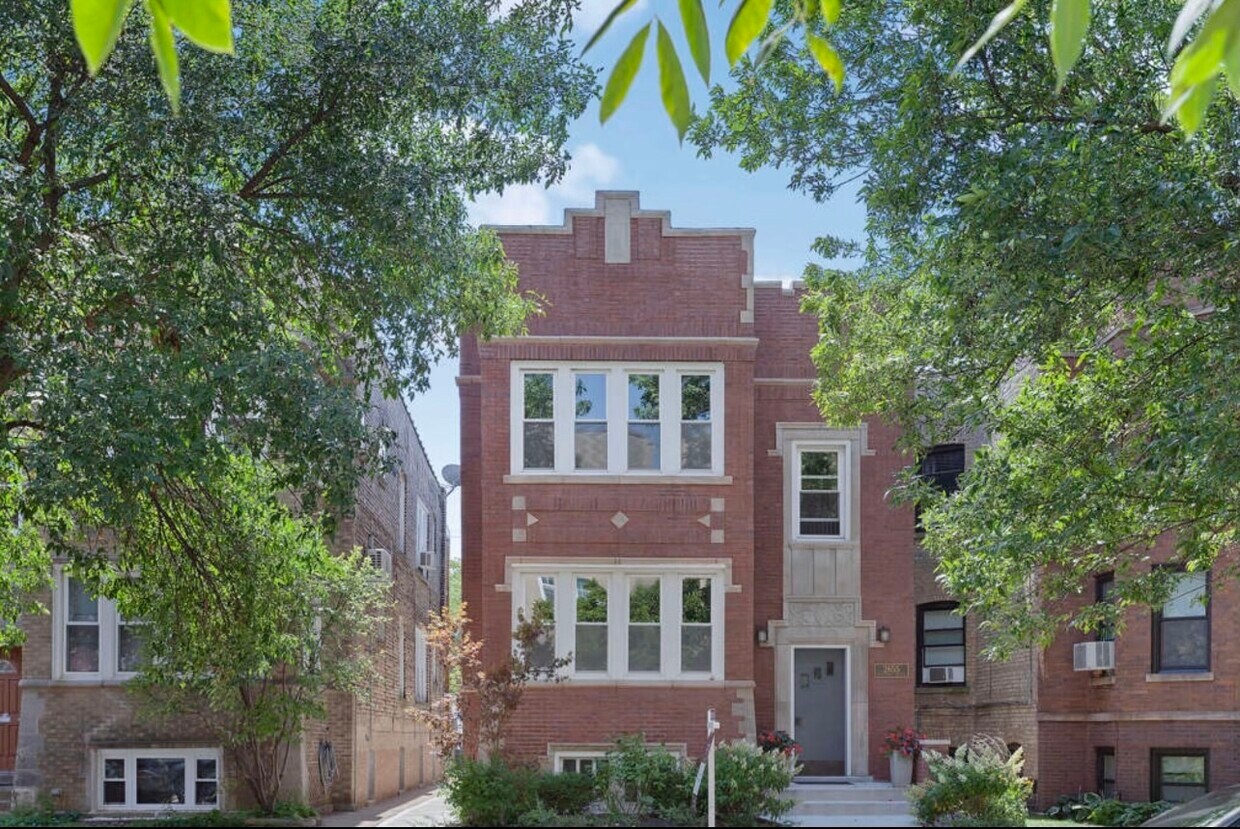 Primary Photo - 2655 W Winnemac Ave