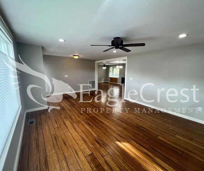 Foto del edificio - Two Bedroom, One Bathroom House with Fence...