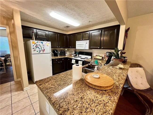Building Photo - 3Bed/3Bath Southern Edge Condominiums!