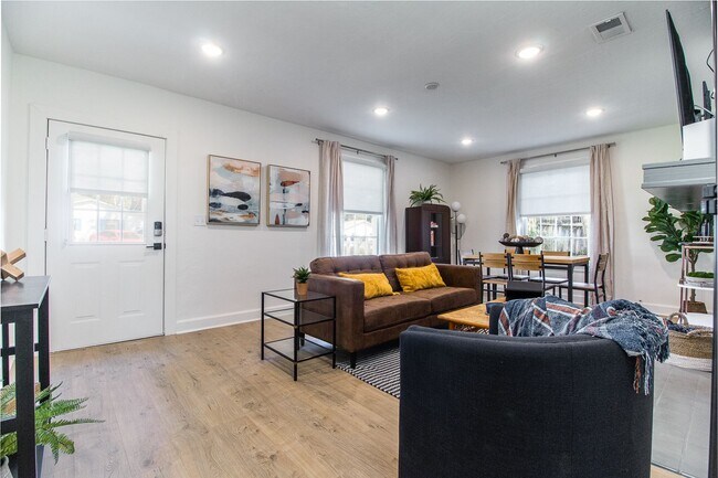 Building Photo - 919 SW 6th Ave - Fully remodeled & furnish...