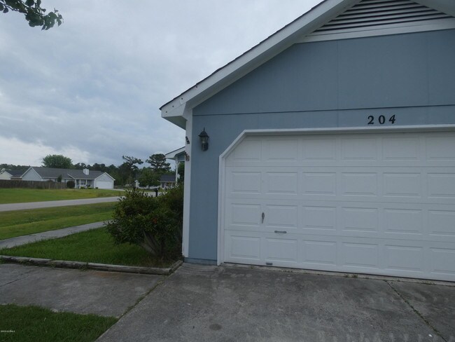 Building Photo - 204 Zachary Ln