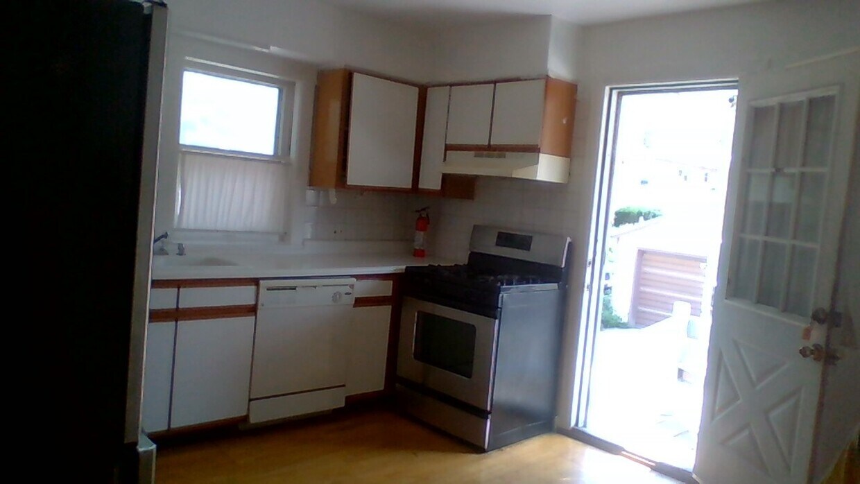 Kitchenk just professionally cleaned - 942 Troost Ave