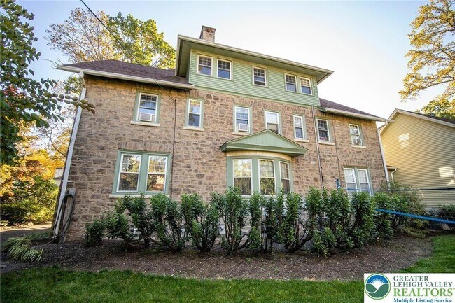 Foto del edificio - 313 Edgewood Dr