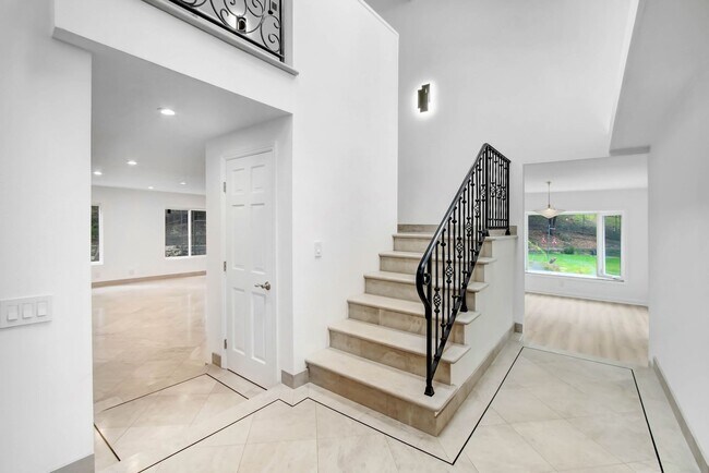 Foto del edificio - Rent this Beautiful 5 BEDROOM HOME NOW!