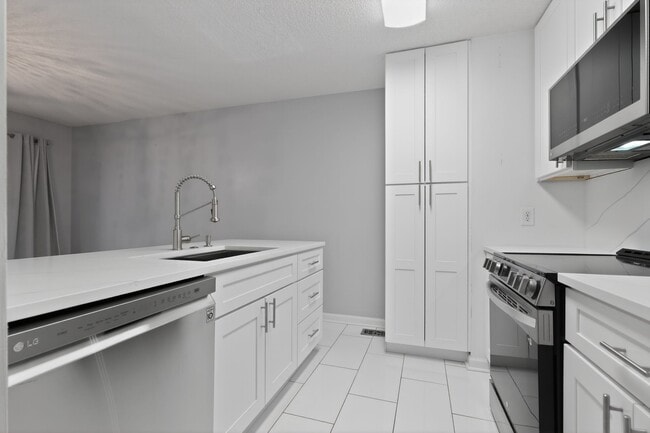 Building Photo - 1126 Creatwood Pl