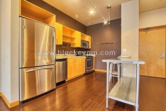 Foto del edificio - REDUCED RENT... #207- 1 Bed 1 Bath Condo in the Pearl District