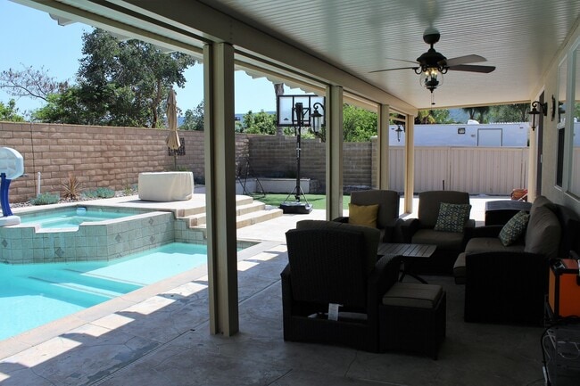 Foto del edificio - Beautiful 4 Bed 2.5 Ba, Single Story Pool Home with RV/Boat Parking